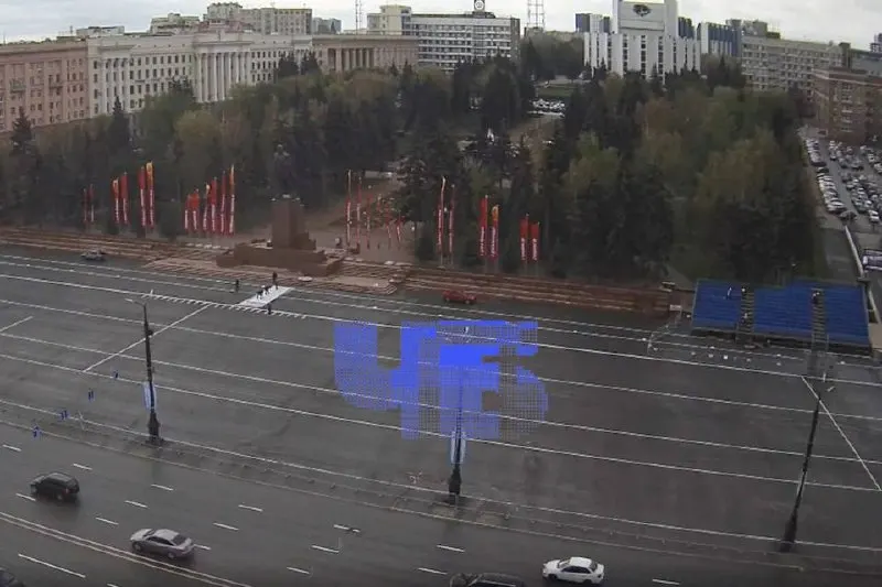 В Челябинске устанавливают трибуны и флаги к 9 мая. Власти обещают завершить подготовку к 7 мая, но празднования проходят на фоне предупреждений о беспилотной опасности и сбоев связи; в ряде других городов формат мероприятий уже сократили или отменили.