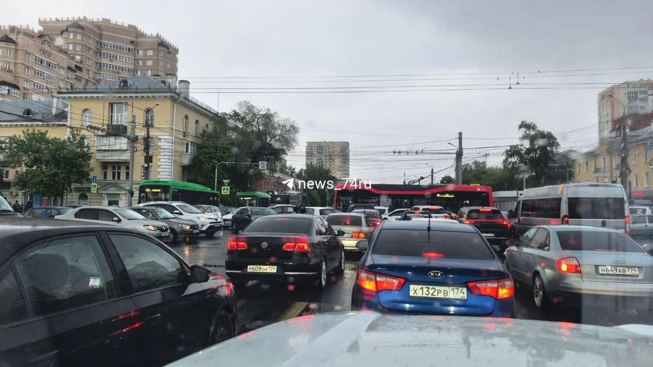 На перекрёстке Доватора и Воровского в Челябинске отключился светофор. По словам очевидцев, на месте уже зафиксирована авария, из‑за которой стоят Доватора, Воровского и улица Блюхера.