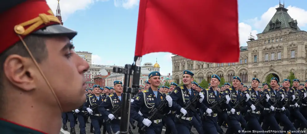 В ряде городов парады и массовые мероприятия 9 мая сокращают или отменяют: официально — из‑за угрозы, эксперты называют также вывод техники на фронт и логистические ограничения. Как изменение формата скажется на власти и общественном настроении?