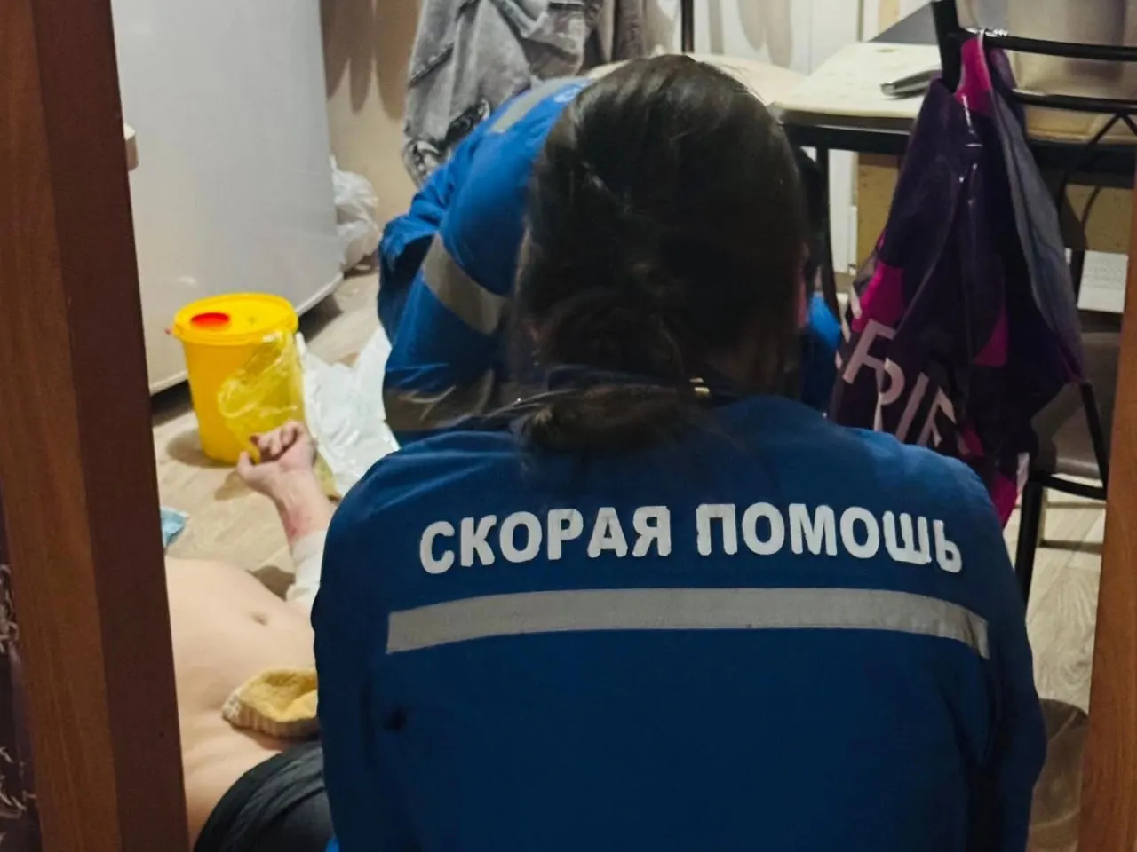 Волонтерка рассказала, что фельдшер грубо обратился с её отцом при вызове скорой, а в больнице мужчину поместили в коридор и потребовали, чтобы дочь принесла постельное бельё. В Минздраве пообещали служебную проверку и уже сообщили, что пациент переведён в палату.