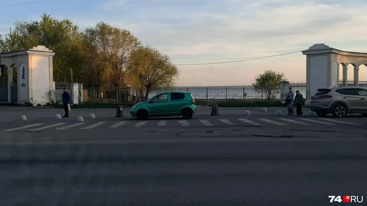 На въезде к пляжу в Смолине установили полусферы и каменные столбики с цепью — въезд машин ограничили после жалоб жителей на шум. Люди продолжают парковаться вдоль тротуара.