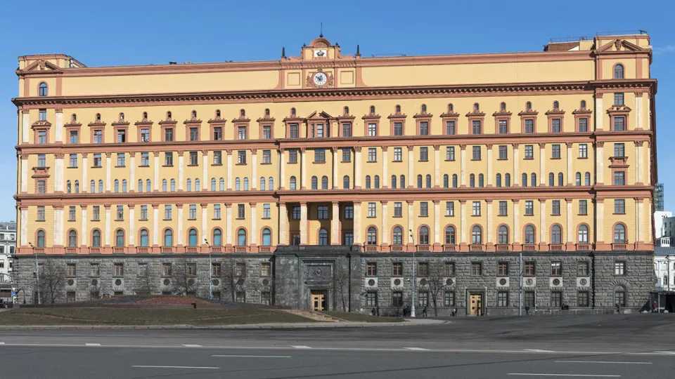 Руководитель Погранслужбы ФСБ заявил о возведении инженерных заграждений и изменении порядка пользования пограничными водами со стороны Финляндии и Эстонии, а также о росте военной активности у западных рубежей России.