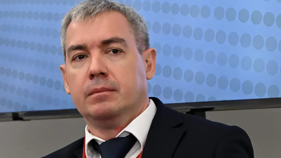 Два заместителя министра цифрового развития намерены уйти в отставку после передачи функций по интернет‑контролю под надзор ФСБ. Ведомство планирует реорганизацию, перераспределение функций информационной безопасности и возможное сокращение штата.