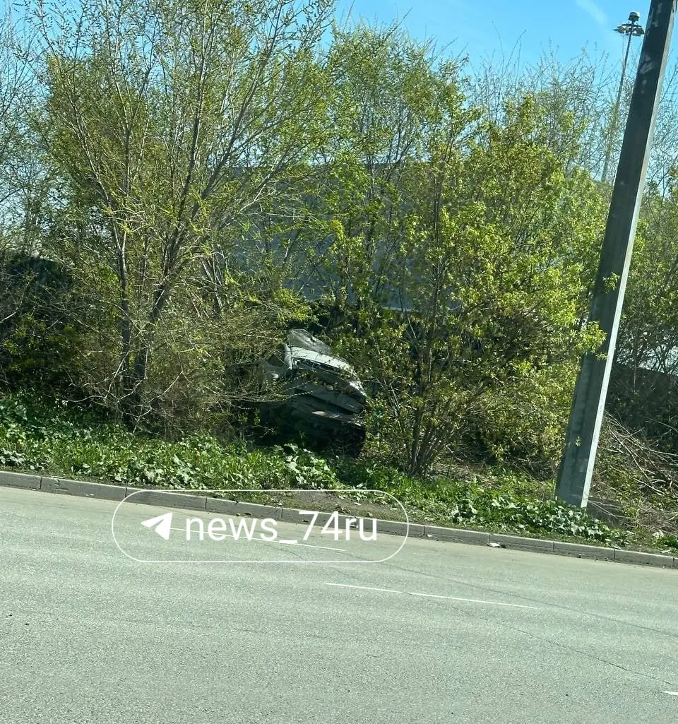 Несколько дней в кустах на углу улиц Свободы и Труда стоит разбитый Changan — очевидцы сообщают, что автомобиль не убирают и он привлекает внимание прохожих.