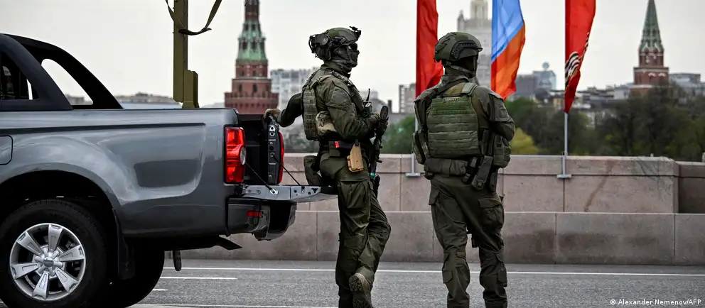 Власти отозвали приглашения, ранее выданные иностранным корреспондентам, и изменили формат парада на Красной площади — в связи с угрозами безопасности мероприятия пройдут в сокращённом виде.