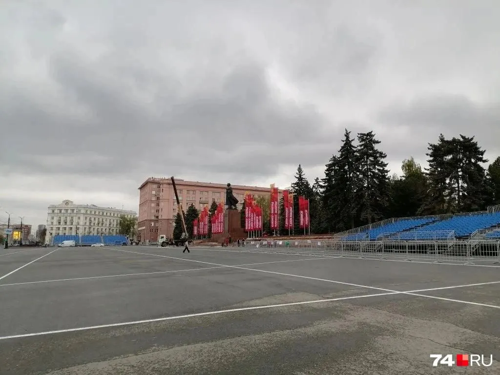 Парад на площади Революции и вечерний концерт у торгового центра пройдут по плану. Площадки уже готовят — в том числе мемориал у Вечного огня.