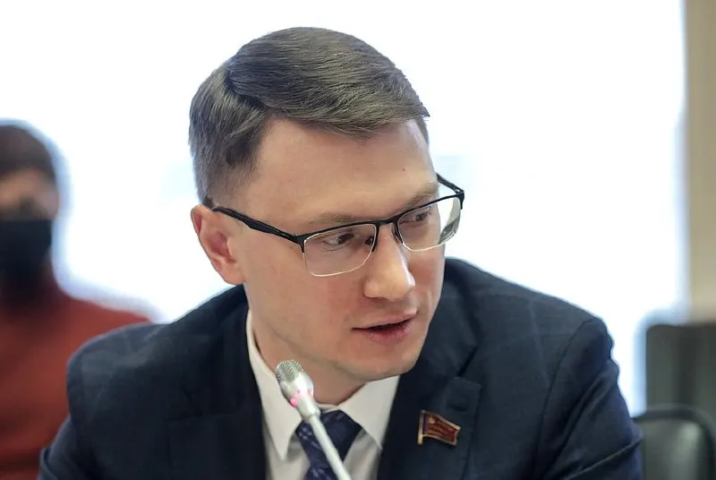 Татьяна Москалькова уходит с поста омбудсмена, сегодня в парламенте выберут её преемника. В числе трёх кандидатов — Артем Прокофьев, Иван Сухарев и Яна Лантратова, которая считается основным претендентом.