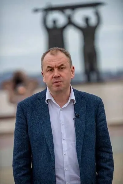 В VIP‑зале аэропорта депутаты Госдумы Станислав Наумов и Бийсултан Хамзаев поссорились из‑за предложения запретить детям до 16 лет соцсети; спор перерос в оскорбления и попытку удара, Наумов намерен обратиться в комиссию по этике.