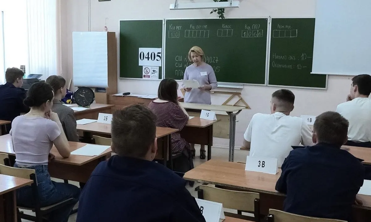 Рособрнадзор рекомендовал запретить прикосновения и принудительные досмотры участников ЕГЭ: при срабатывании металлоискателя сотрудников просят вежливо просить добровольно показать или сдать предмет.