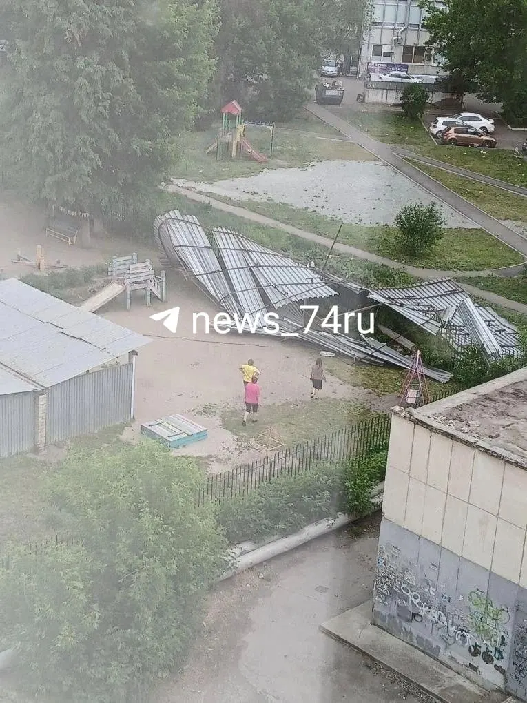 Во дворе на улице Героев Танкограда крыша трансформаторной будки сорвалась и упала на детскую площадку. Причины происшествия устанавливаются, информация о пострадавших уточняется.