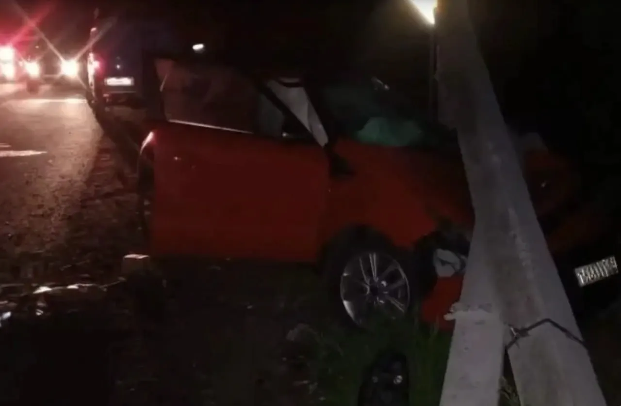 Ночью в деревне Пашнино автомобиль Kia Soul съехал с дороги и врезался в столб — погибли 52‑летняя водитель и 50‑летняя пассажирка.