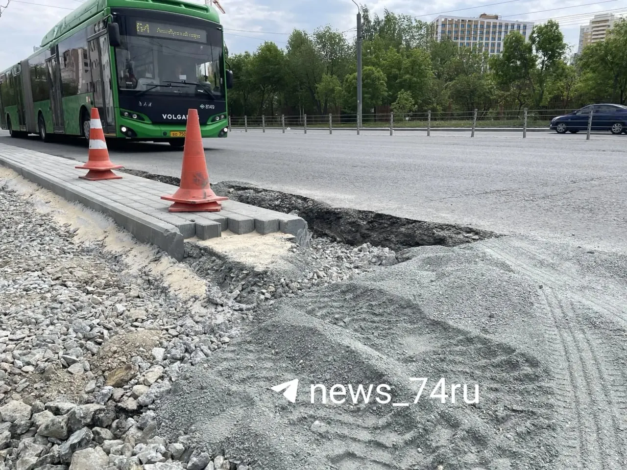 Ограждения, перекрывшие выезд из двора ради работ по капремонту и организации выделенной полосы, разобрали — власти поручили восстановить проезд для жильцов.
