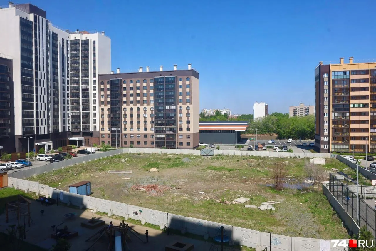 В центре двора челябинского комплекса несколько лет стоит заброшенный участок около 5 тыс. м²: люди жалуются на мусор и шалящих подростков, власти подтверждают проект детсада на 120 мест с реализацией к 2027 году.