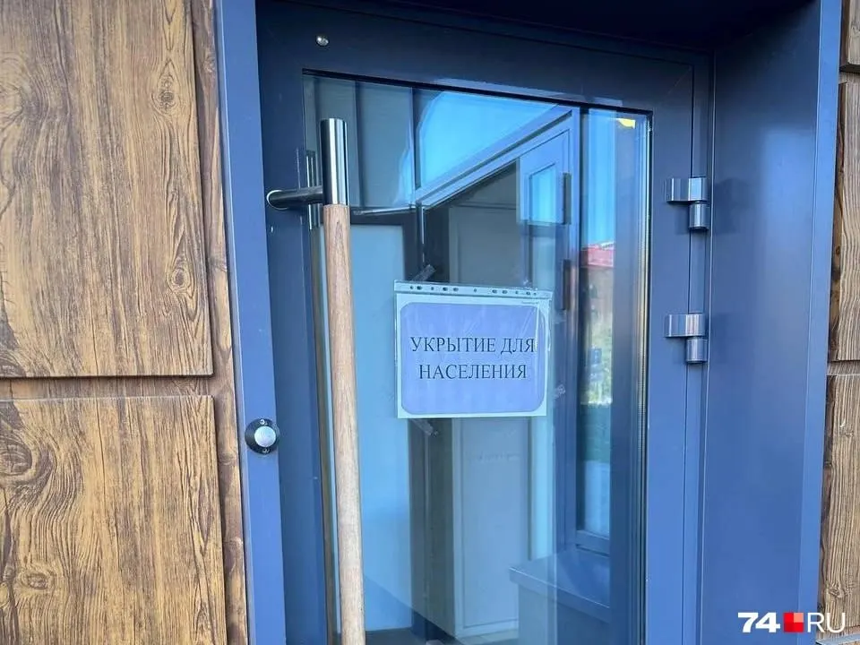 В двери одного из жилых комплексов появилась табличка о временном укрытии: управляющая компания объяснила, что в чрезвычайной ситуации магниты на дверях отключаются и доступ будет открыт всем.