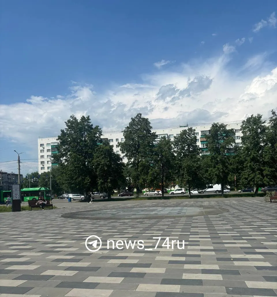 Летом в сквере на Молодогвардейцев не работает фонтан — районная администрация заявляет о поломке и начале ремонта, запуск обещают в ближайшие дни.