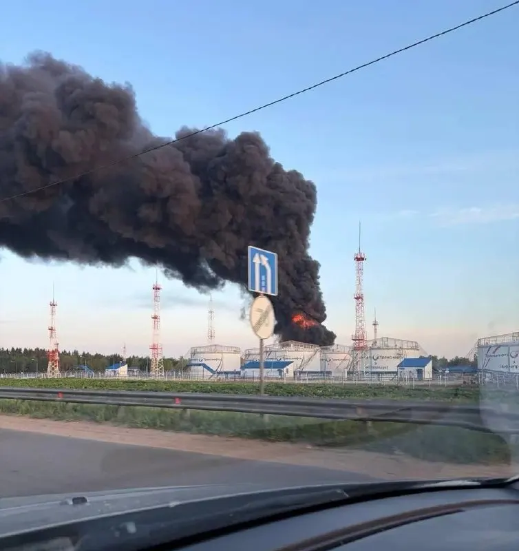 Ночью и утром беспилотники нанесли серию ударов по Московскому НПЗ, нефтеналивной станции и технопарку в Подмосковье; есть погибшие и пострадавшие, повреждены жилые дома, в аэропортах — задержки и пожар.
