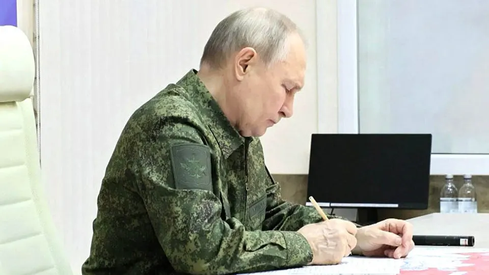 Европейские аналитики и политики предупреждают, что Москва может попытаться расширить конфликт за пределы Украины — в том числе против стран Балтии — в ближайшие 12 месяцев. На это указывают законодательные изменения, ухудшение ситуации на фронте, влияние ударов дронов и внутренняя экономическая нестабильность в России.
