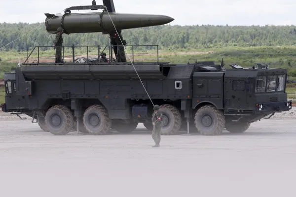 Минобороны РФ опубликовало кадры переброски боеприпасов и снаряжения оперативно‑тактического ракетного комплекса «Искандер» в полевые пункты в Белоруссии в рамках проводимых учений по ядерной подготовке.