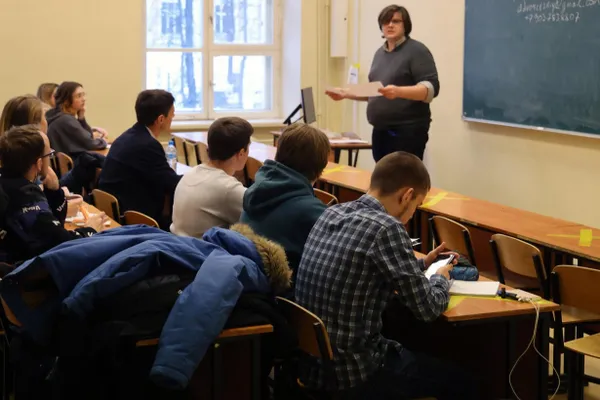 В утверждённом комплексе мер по профилактике негативных социальных явлений на 2026–2030 годы предусмотрено расширение роли добровольческих кибердружин и медиапатрулей, а также усиление контроля и просвещения в образовательных организациях.