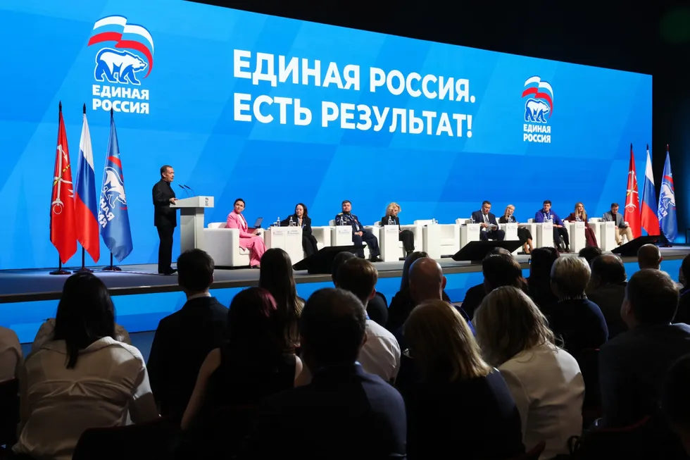 Политический блок администрации президента попросил государственные и лояльные СМИ избегать слова «запрет» в заголовках и тексте, предлагая заменять его эвфемизмами и акцентировать позитивные инициативы единороссов. Журналисты говорят о трудностях информирования и о риске цензуры фактов.