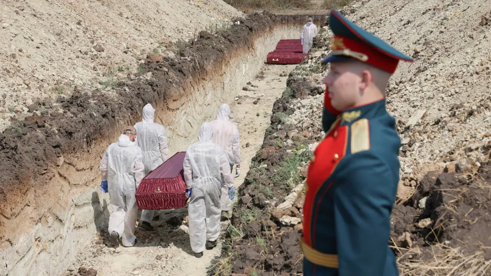 Анализ поимённых списков, реестра наследственных дел и судебной статистики даёт документально обоснованную минимальную оценку в 352 000 погибших российских военнослужащих к концу 2025 года; в расчёт включены и случаи, признанные погибшими через суд.