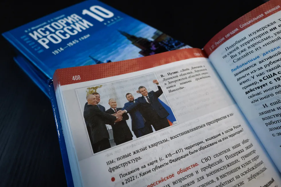 Анализ учебников для средней школы показывает системную политизацию материала: современные государственные проекты и удобные для власти трактовки вплетаются в рассказ о далёком прошлом, а неудобные факты сглаживаются или опускаются.