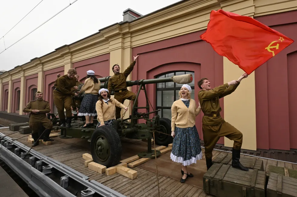 Ночью и утром 7 мая в Петербурге и нескольких областях фиксировали перебои в мобильном и домашнем интернете — ограничения вводили из‑за угрозы беспилотных атак; в Москве объявили о временном отключении мобильного интернета 9 мая.