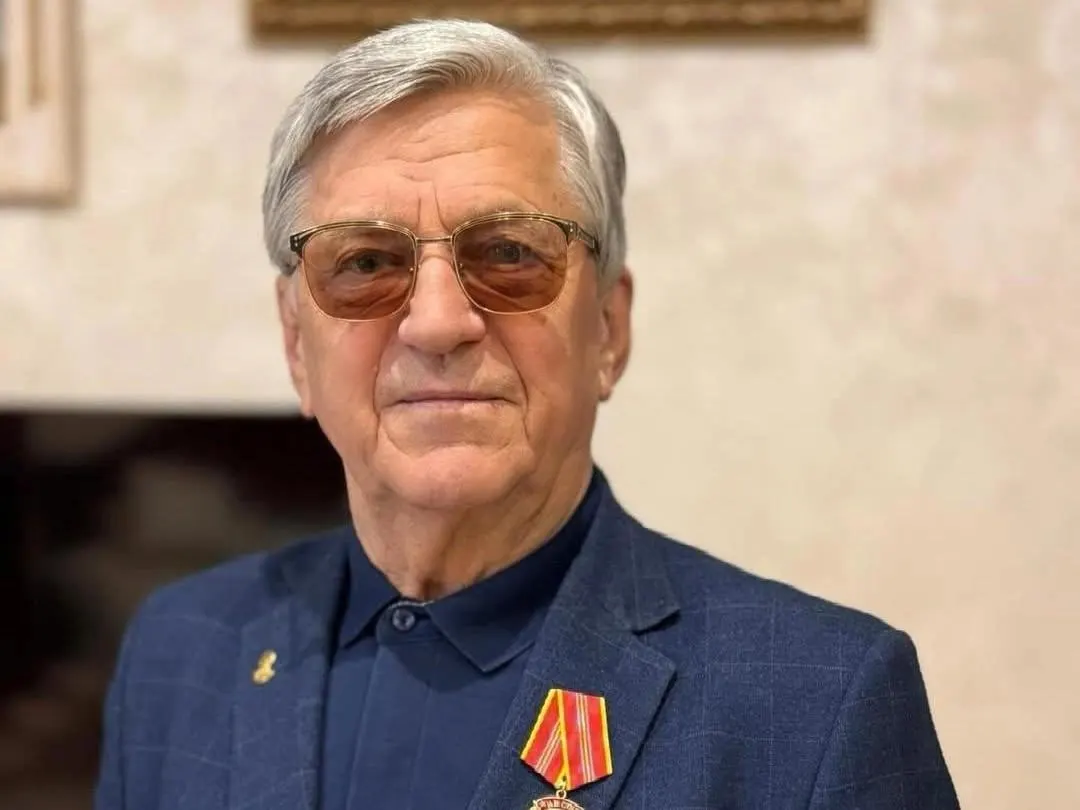 Олимпийский чемпион по биатлону Александр Тихонов удостоен звания почётного гражданина Челябинской области за вклад в развитие и популяризацию физической культуры и спорта.