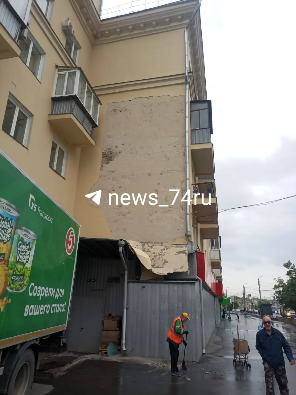 После вчерашнего урагана в Челябинске с дома на улице Гагарина, 2 обрушился фасад. Жители отмечают, что его ремонтировали шесть лет назад; сейчас специалисты оценивают повреждения и убирают опасные обломки.