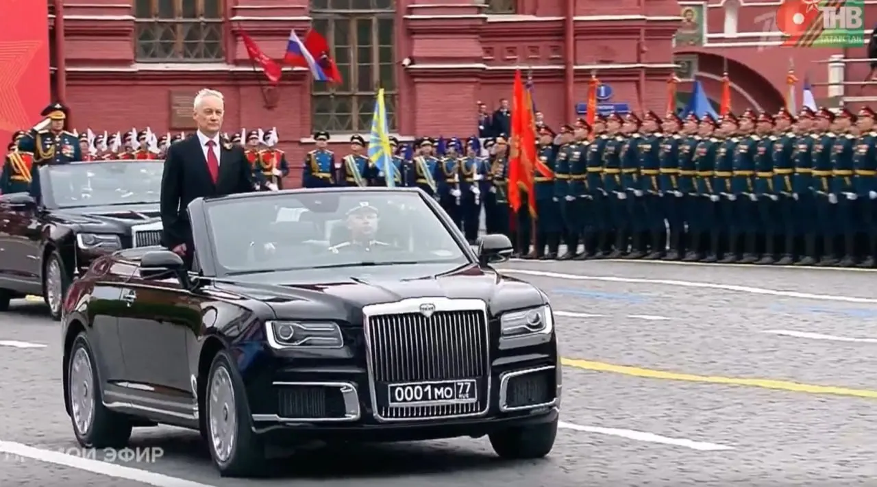 Глава Минобороны осмотрел кабриолет Aurus, собранный в Москве; аналогичные модели также выпускают в Елабуге.