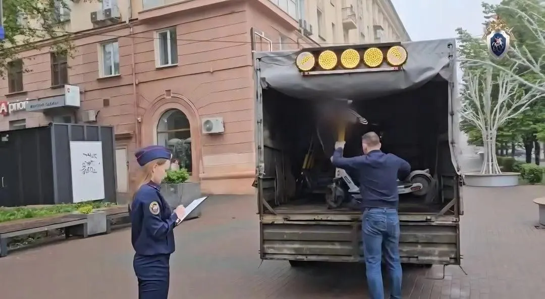 Ребёнку потребовалась помощь медиков. По факту происшествия возбуждено уголовное дело, самокат изъят, проверка продолжается.