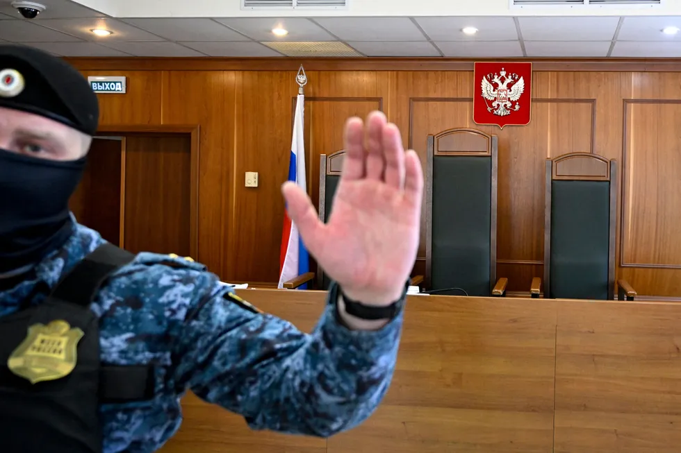 В конце апреля из открытого доступа исчезла публичная статистика Судебного департамента за 2005–2025 годы. Данные давали редкую возможность отслеживать судебную практику, репрессии и косвенно — отправку обвиняемых на войну. Что потеряно и есть ли шанс вернуть информацию — объясняем по сути.