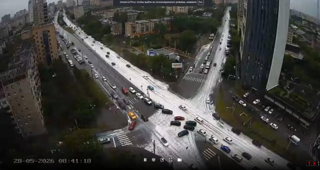 Густая белая пена появилась в нескольких районах города — у вокзала, на улицах Овчинникова и Братьев Кашириных, а также на проспекте Ленина. В мэрии заявили, что это следы мытья дорог «дорожным шампунем», который якобы безопасен для людей и шин.