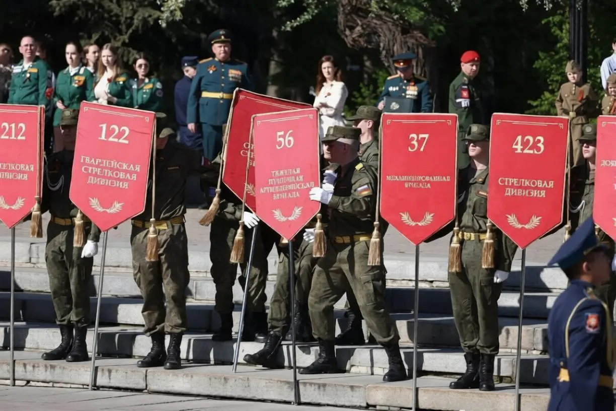 На Аллее Славы один из курсантов почувствовал себя плохо во время церемонии — его вывели из строя. Участники находились на солнце с раннего утра, укрыться от жары было негде.