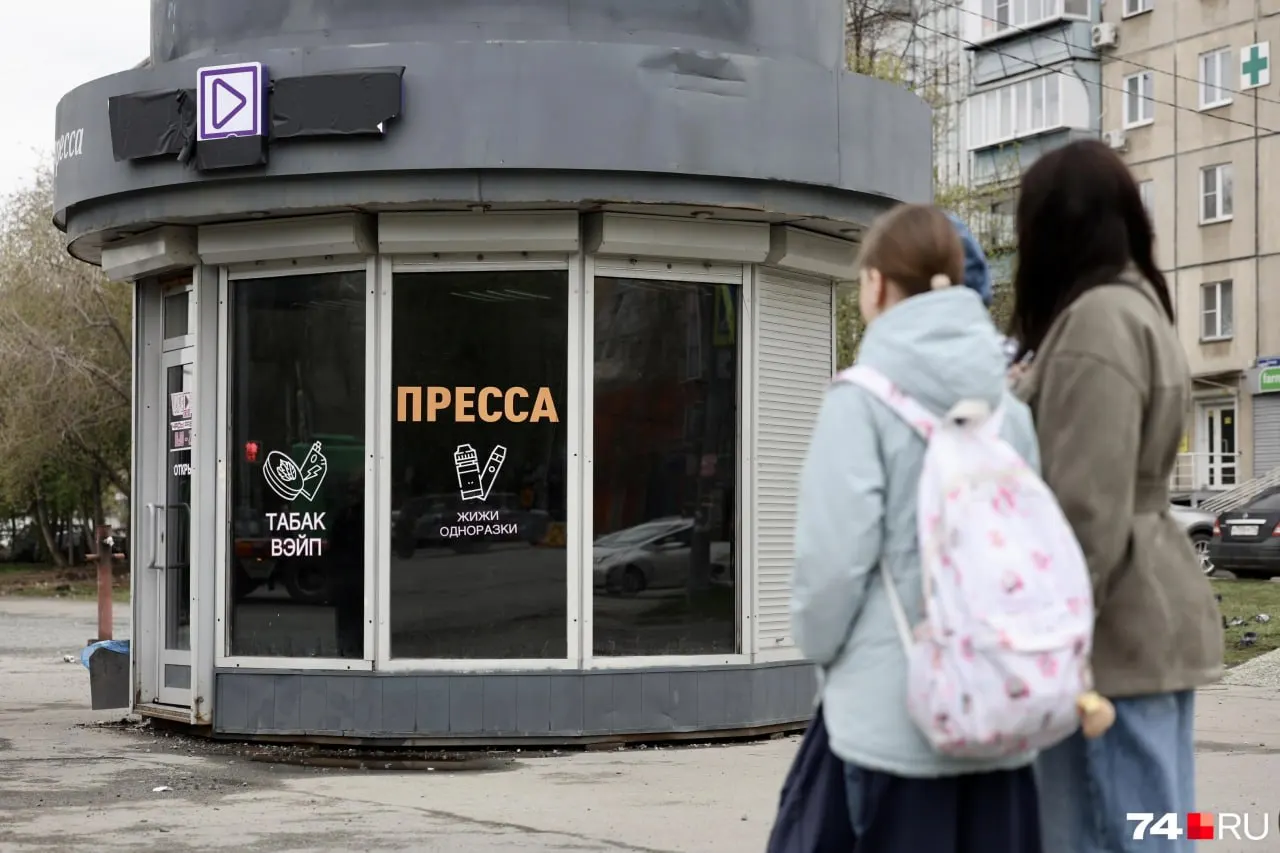 На месте газетного ларька появился павильон с надписями «жижи», «одноразки» и «табак», видимыми детям по пути в школу; власти считают павильон незаконным, владелец оспаривает решение.