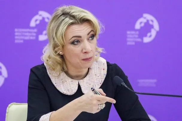 Официальный представитель МИД сообщила, что сотрудники Госдепартамента уведомляют семьи дипломатов о том, что их дети, рождённые в США, автоматически получили американское гражданство, хотя семьи не подавали заявлений.