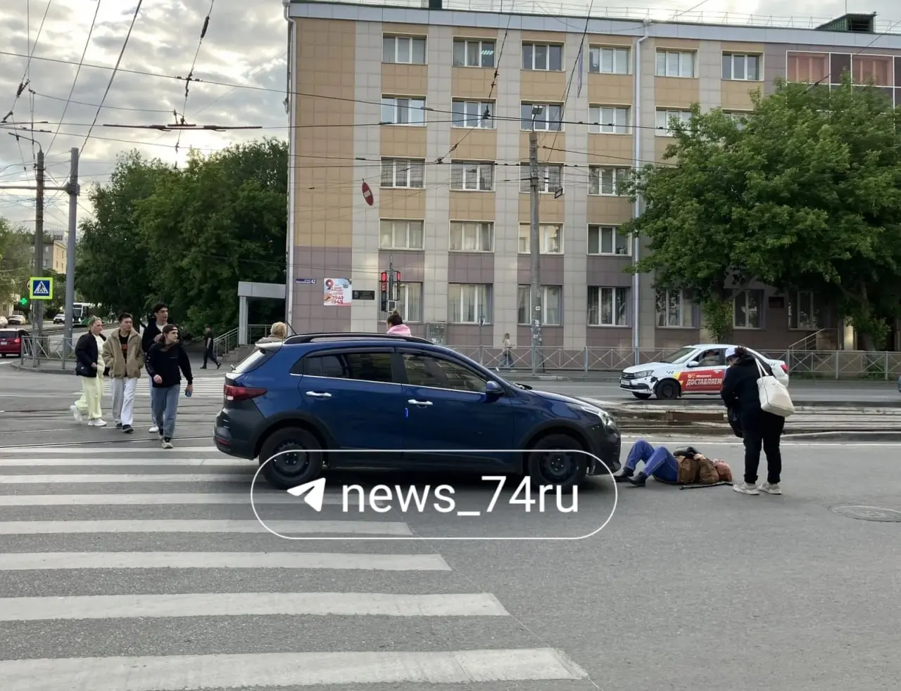 На перекрестке улиц Каслинская и Победы произошёл наезд на женщину — пострадавшую с травмой головы забрала скорая. Подробности уточняются.