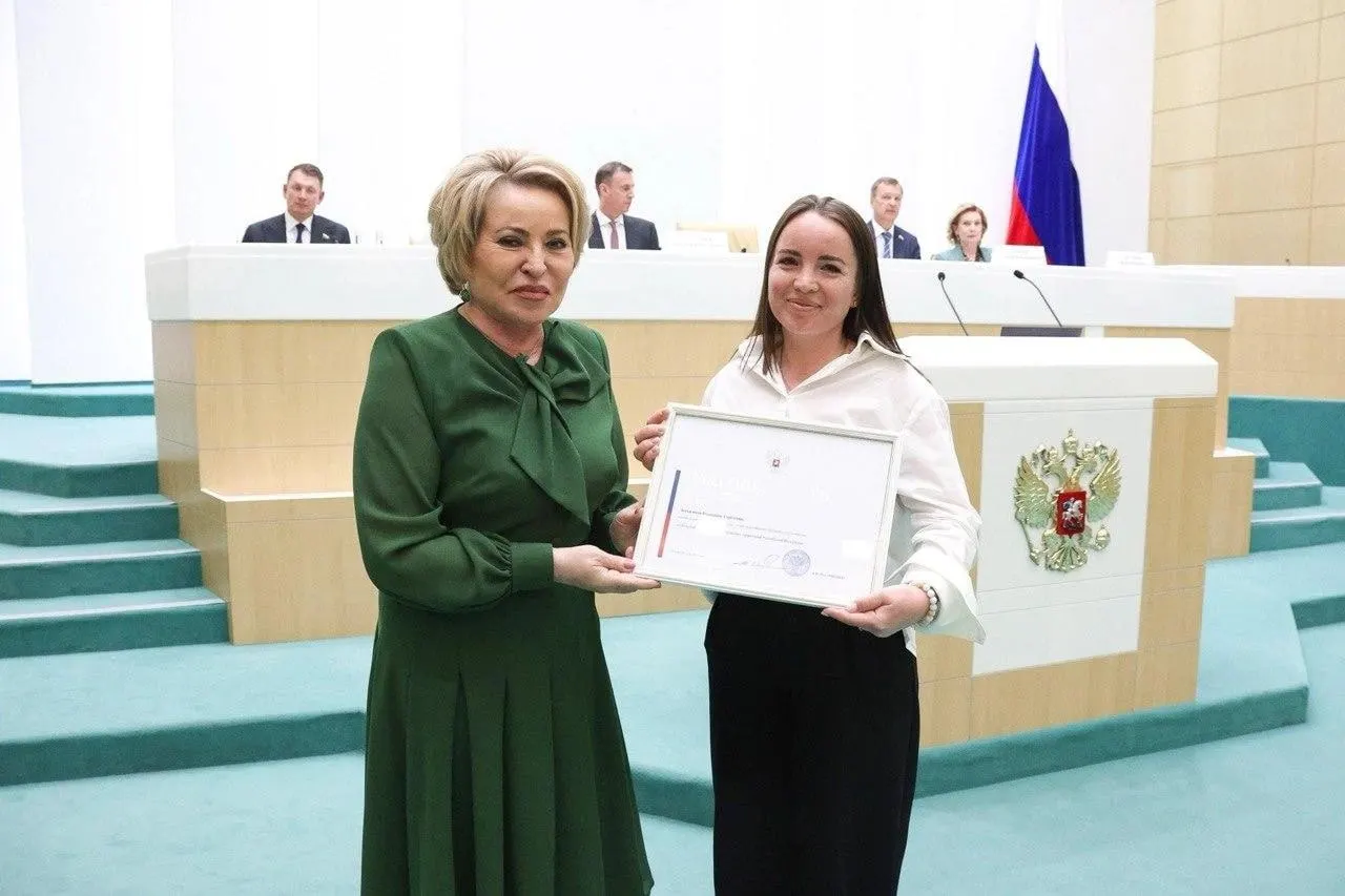 Екатерина Лычагина из Варненского района получила награду на форуме тружеников села в Москве. Она производит сметану, сыр и йогурт и рассказала о проблемах деревни — дорогах, электричестве и интернете.