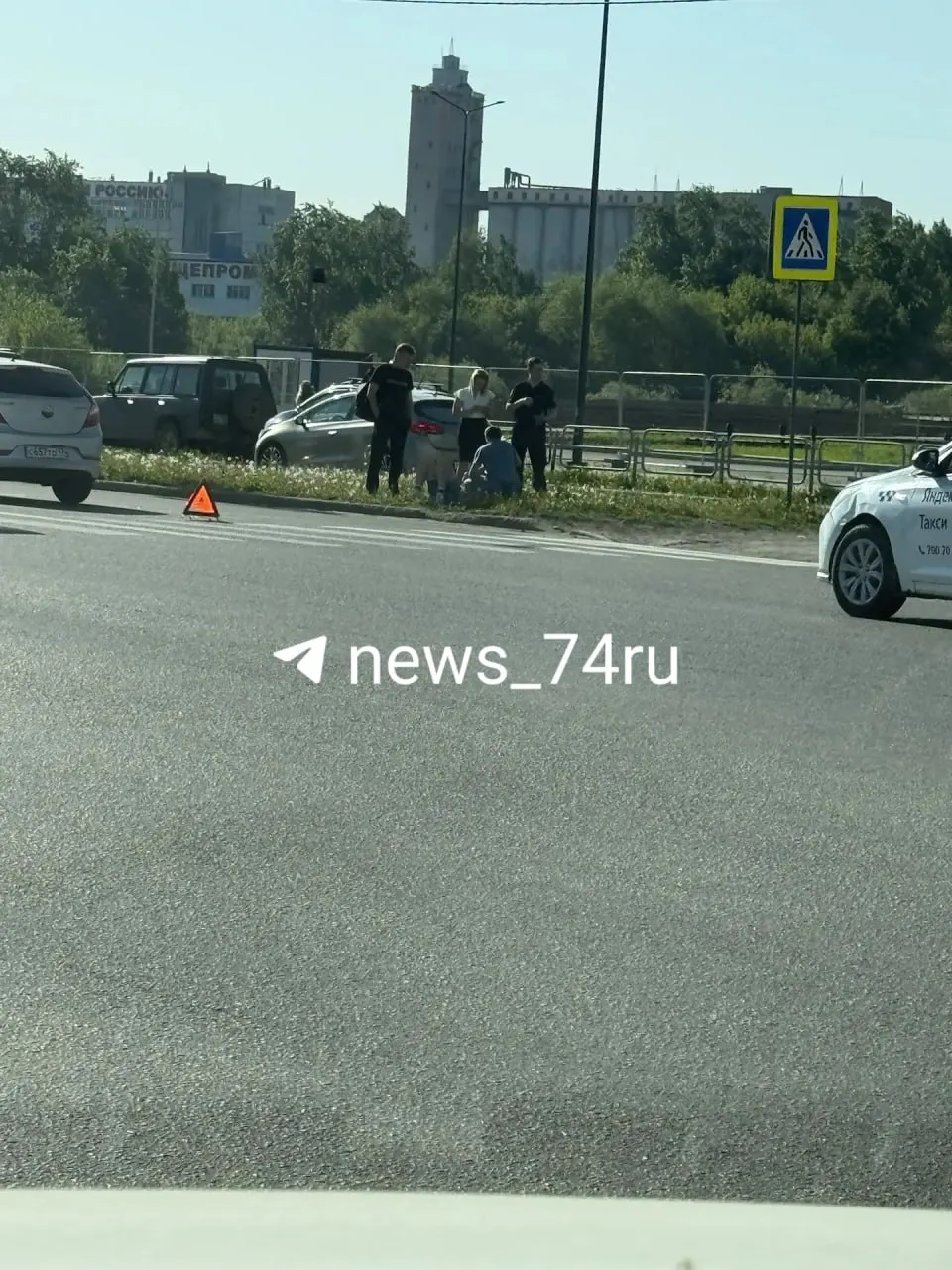 Утром 33‑летний мужчина на электросамокате был сбит автомобилем «Солярис» на пешеходном переходе. Он получил травмы; по словам очевидца, кричал от боли, у машины разбито лобовое стекло.
