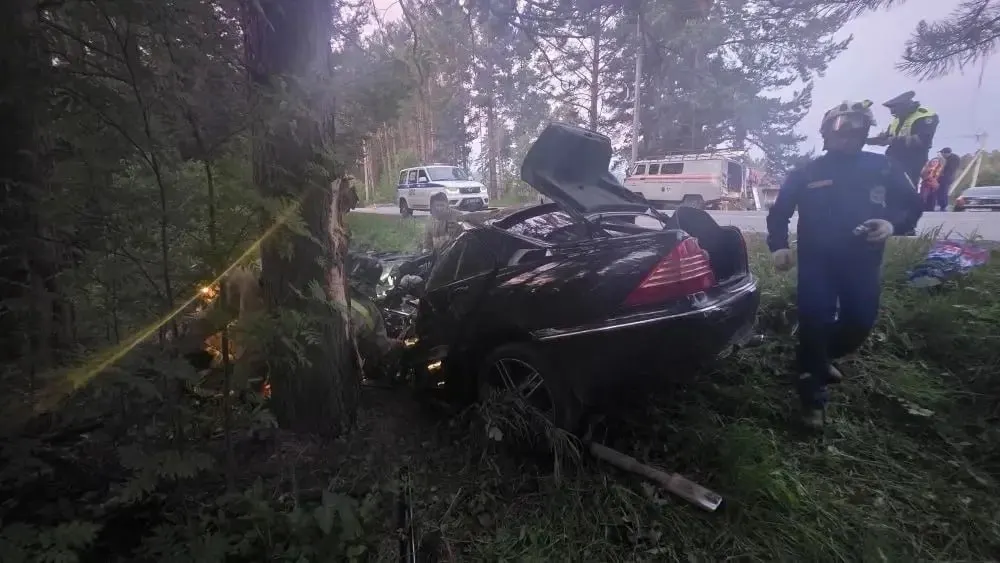Рано утром Mercedes слетел с дороги и врезался в дерево: 18‑летняя водительница, не имевшая прав, скончалась, двое пассажиров 20 лет получили ранения.