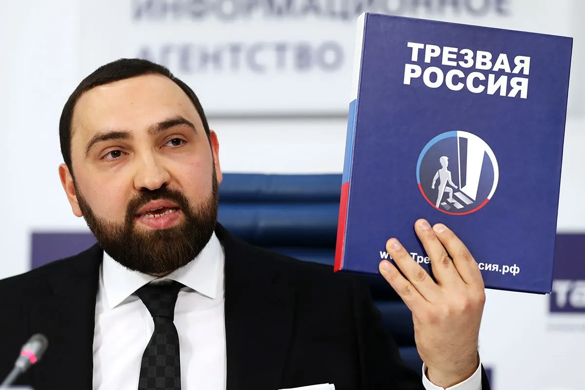 В Шереметьево между депутатами Бийсултаном Хамзаевым и Станиславом Наумовым произошла словесная перепалка, в ходе которой Хамзаев якобы замахнулся на коллегу. Наумов намерен поднять вопрос на комиссии по депутатской этике.