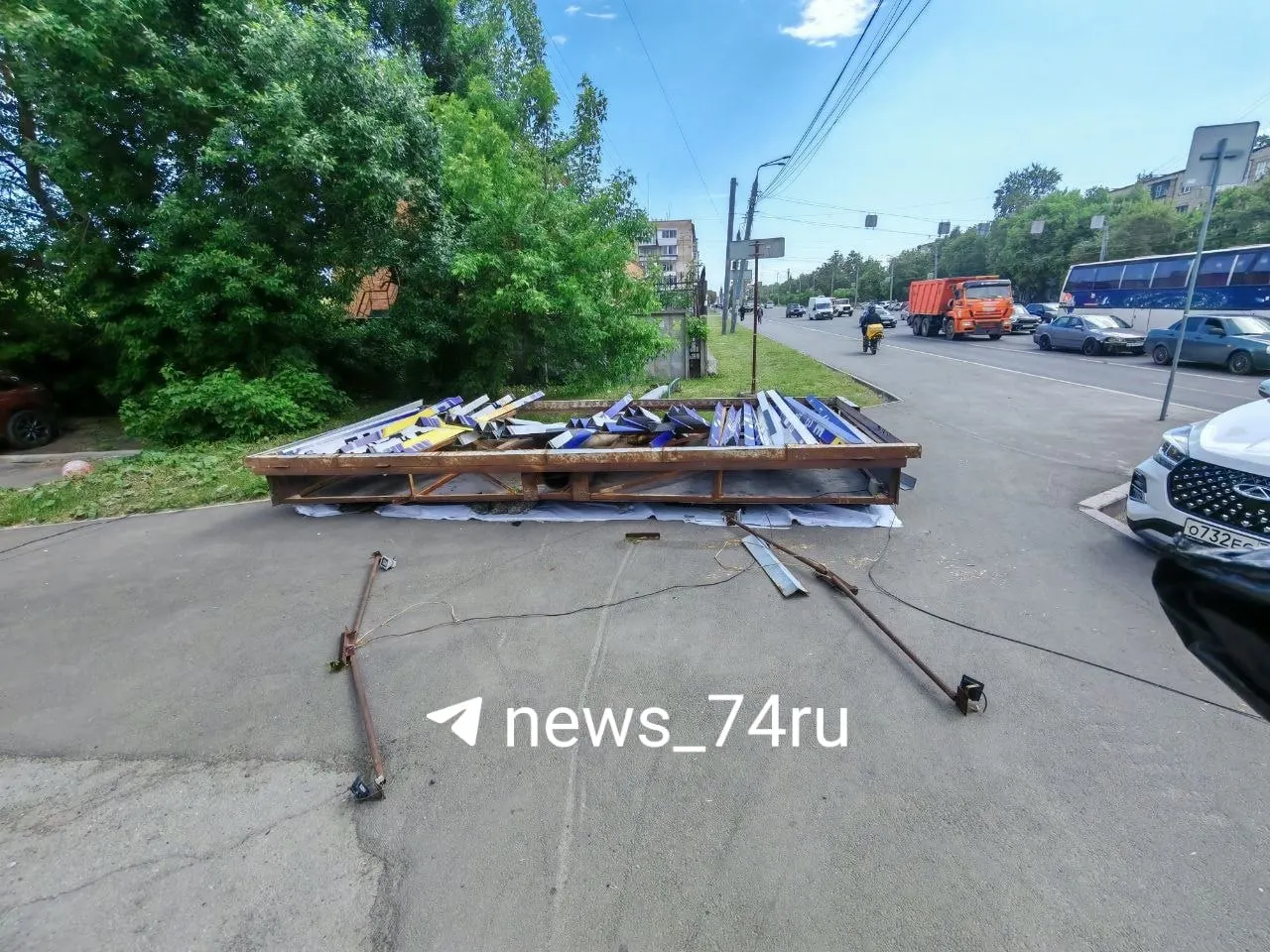 В Челябинске сильный порыв ветра сорвал рекламную конструкцию на пересечении проспектов. В момент происшествия под щитом никого не было, пострадавших нет.