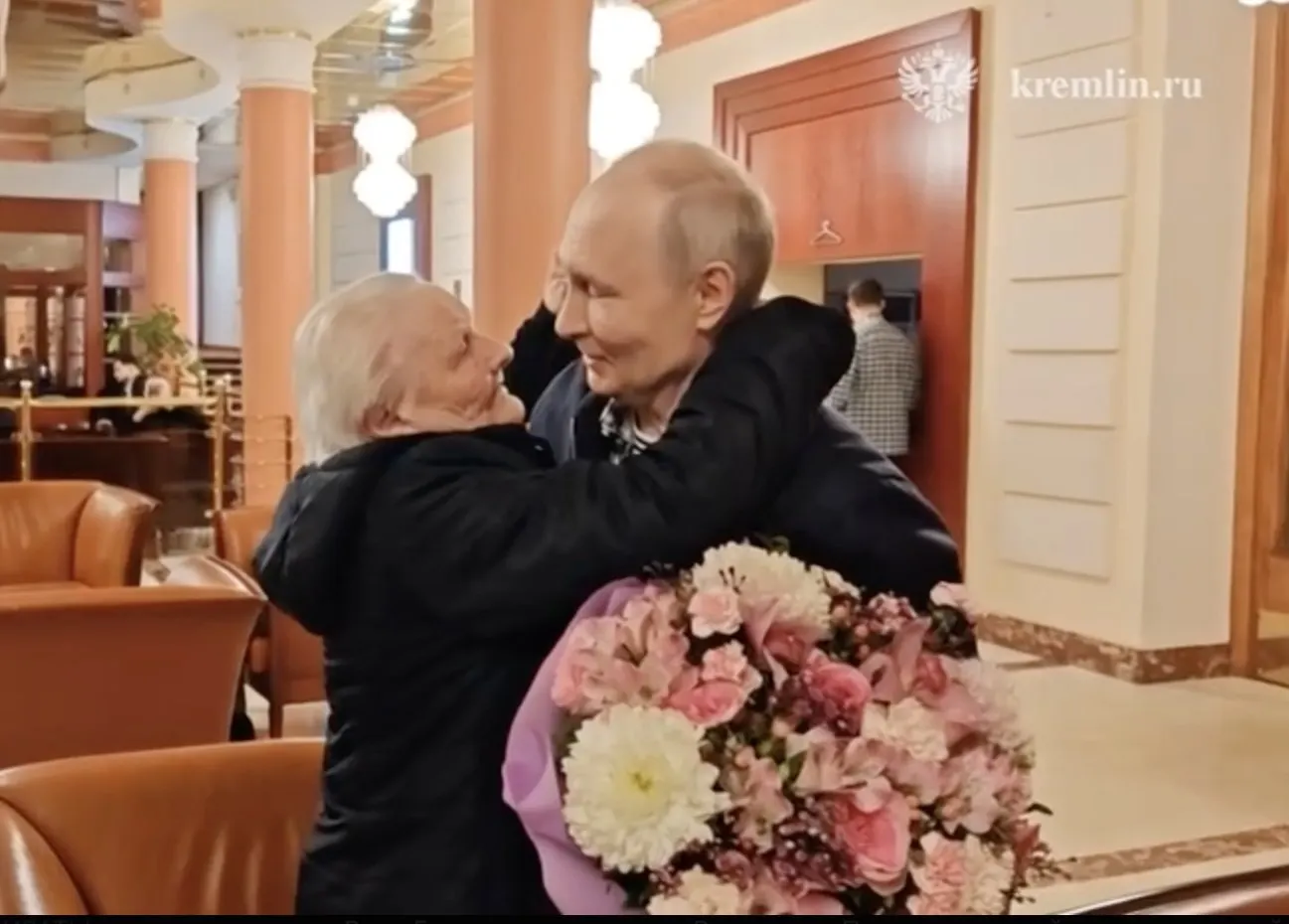 Во время встречи первая учительница обняла и поцеловала президента, не скрывая слёз — оба были растроганы.
