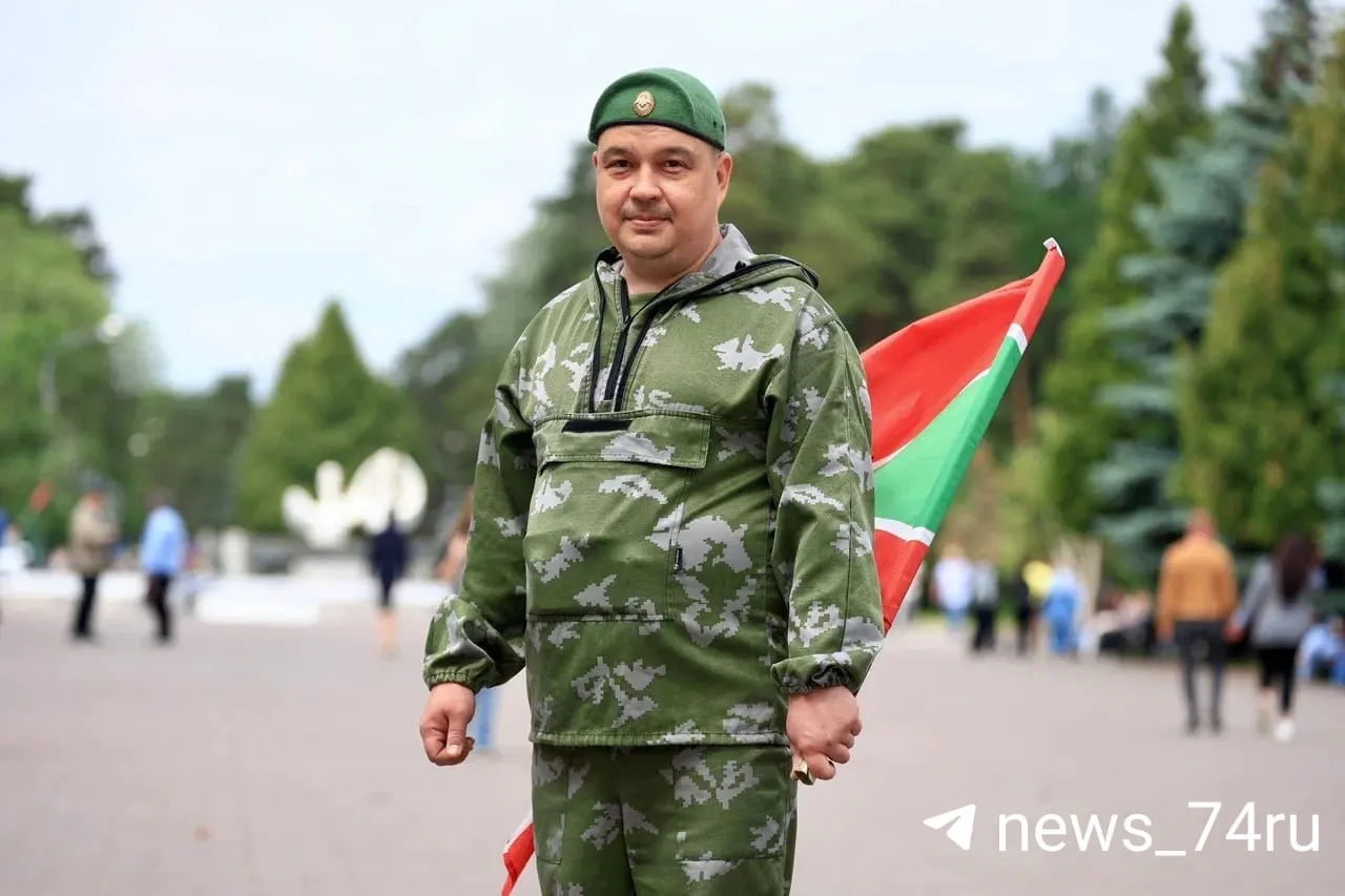 28 мая в городских парках Челябинска прошли мероприятия в честь Дня пограничника. Фонтаны были выключены, развешены зелёные флаги, дети нарядились в парадные фуражки — фото с прогулок по паркам.