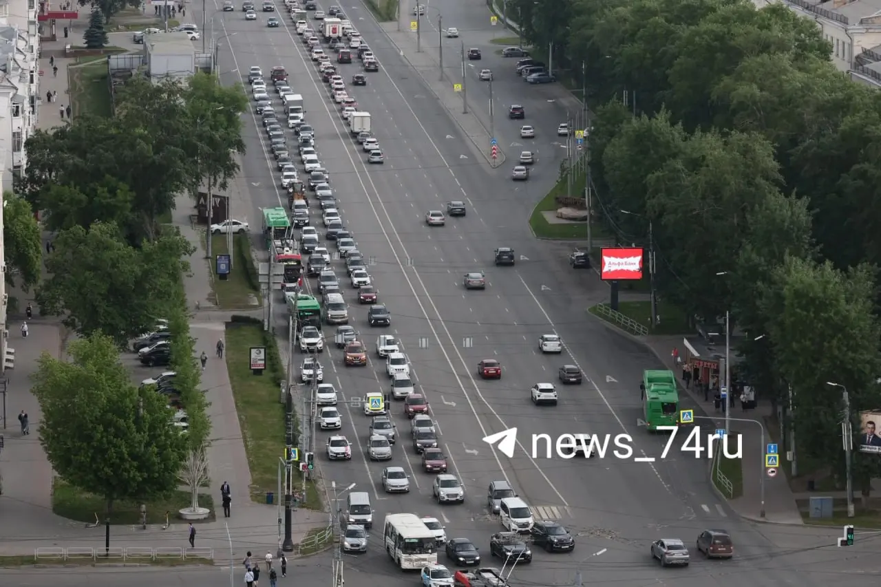 Небольшой дождь спровоцировал заторы на проспекте Ленина и в районе Меридиана. Водители пытаются объезжать по Ловина возле «Горок», но и там движение сильно замедлено; по городу — 7 баллов.