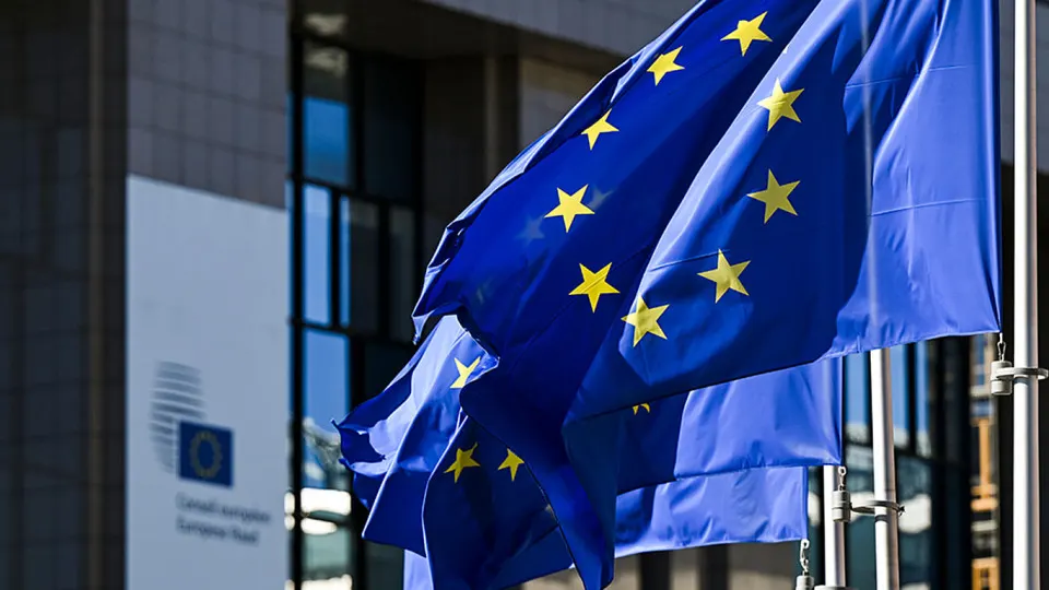 После смены власти в Венгрии лидеры Евросоюза обсуждают идею перейти от полугодового к годовому продлению санкций против России и ввести дополнительные меры, чтобы ограничить возможности для вето со стороны отдельных государств.