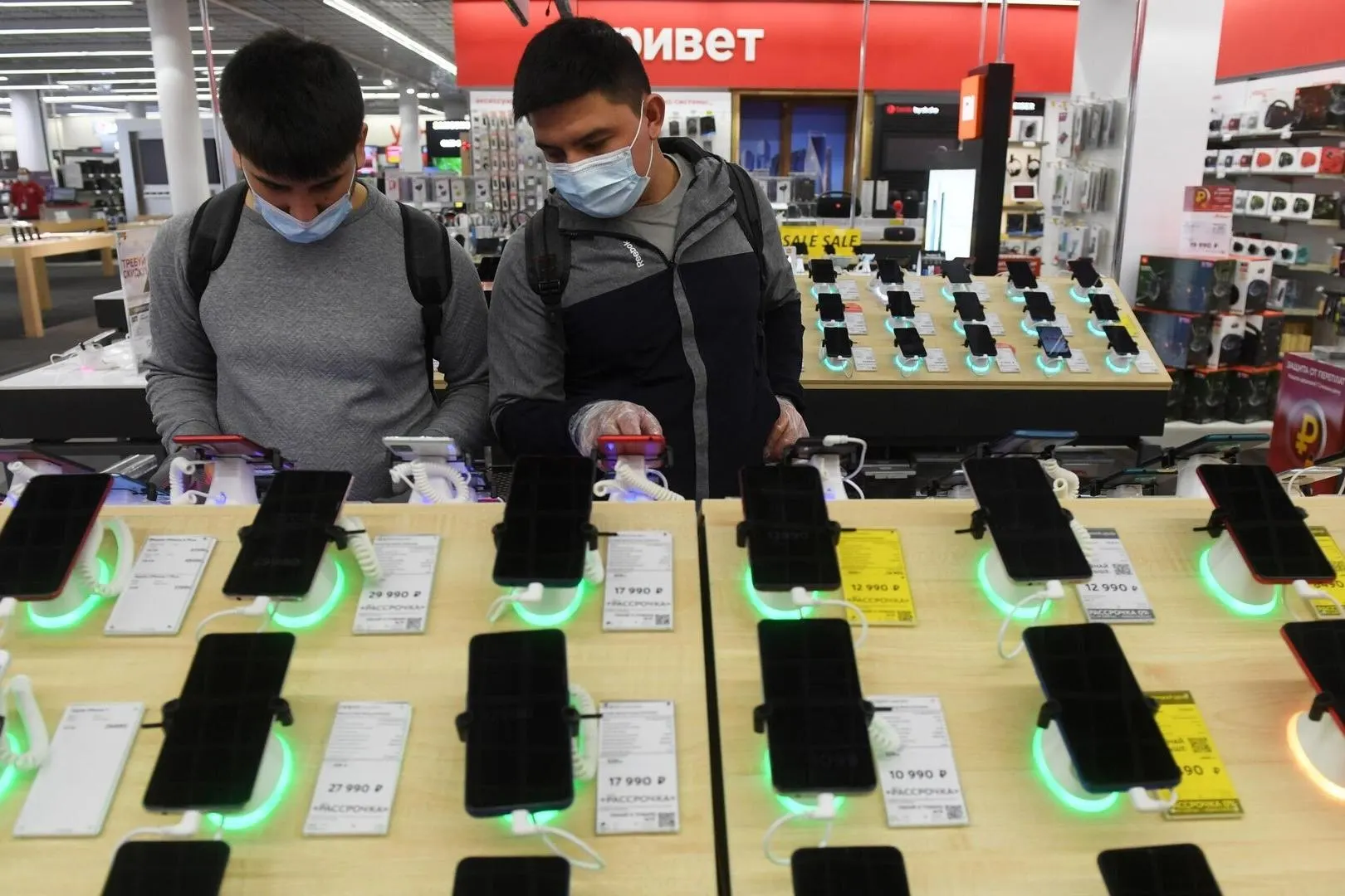 Регистрация устройств в планируемой базе IMEI останется бесплатной для граждан и импортеров. База всё ещё готовится в рамках антикриминальных поправок; к 2027–2028 годам могут ввести привязку телефонов к абонентам и отключение незарегистрированных устройств.