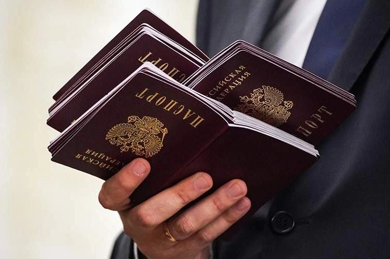 Депутаты Госдумы готовят поправки ко второму чтению закона о гражданстве: иностранцам с непогашенной судимостью могут разрешить получать РВП, ВНЖ и гражданство, если их в других странах осудили за поддержку политики России и специальной военной операции.