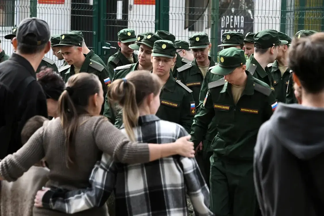 Группа из сотен женщин обжалуёт в суде поправки, которые лишают их права на выплаты и льготы, если у пары не было общего несовершеннолетнего ребенка.
