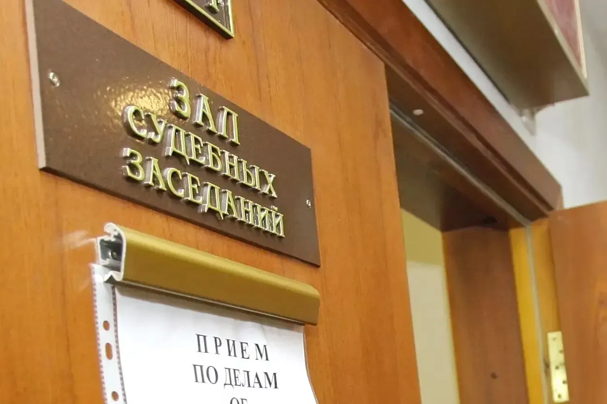 Суды вынесли 219 приговоров по статьям о госизмене; правозащитники фиксируют многократный рост подобных дел, а 2025 год уже стал рекордным по числу осуждений.